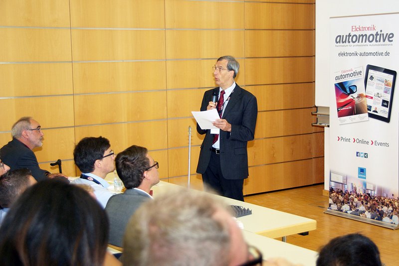 Die beiden Professoren Prof. Dr. Mathias Rausch und Dr. Jürgen Gebert (sitzend links) moderierten den Bordnetz Kongress.