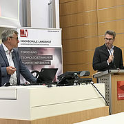 In der anschließenden Diskussion - moderiert von Prof. Dr. Tim Rödiger (rechts) - nutzten die Teilnehmer/-innen die Gelegenheit ihre Fragen an Prof. Dr. Josef Hofmann zu stellen.