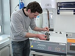 [Translate to Englisch:] Präzisionstrennmaschine Struers Accutom-5