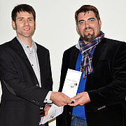 Johannes Krosch (Alumni und Career Service) und StuV-Vorsitzender Marc Neumann stellen das neue Programm des Career Service vor.