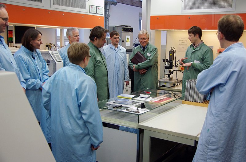 Prof. Dr. Artem Ivanov bei der Führung der Mitglieder durch das Labor für elektronische Hybridschaltungen.