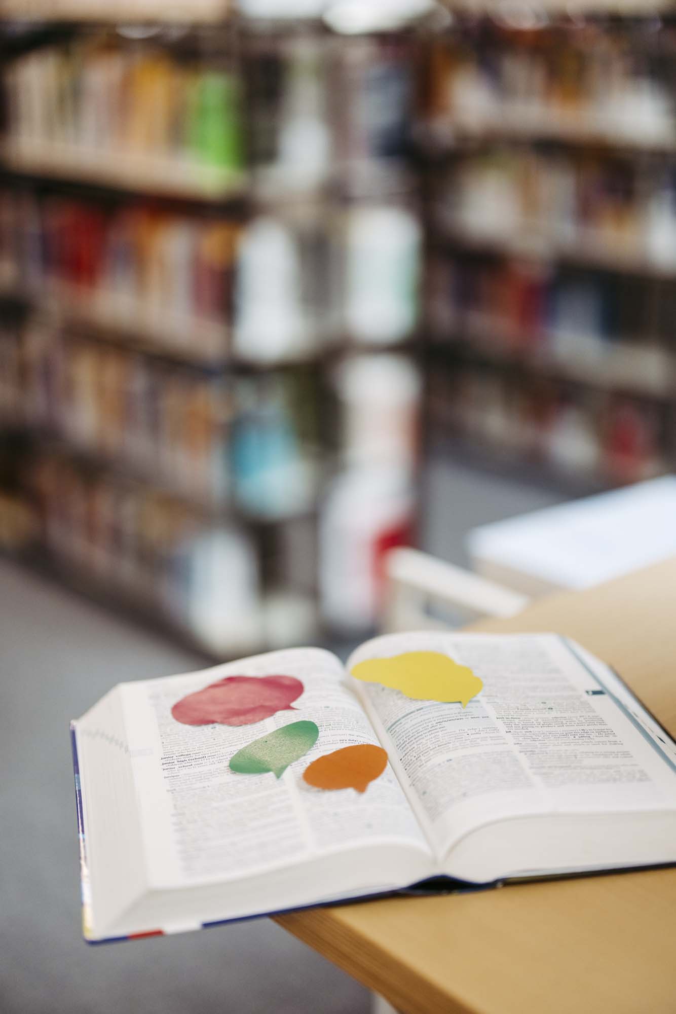 Man sieht Klebezettel in einem aufgeschlagenen Buch.