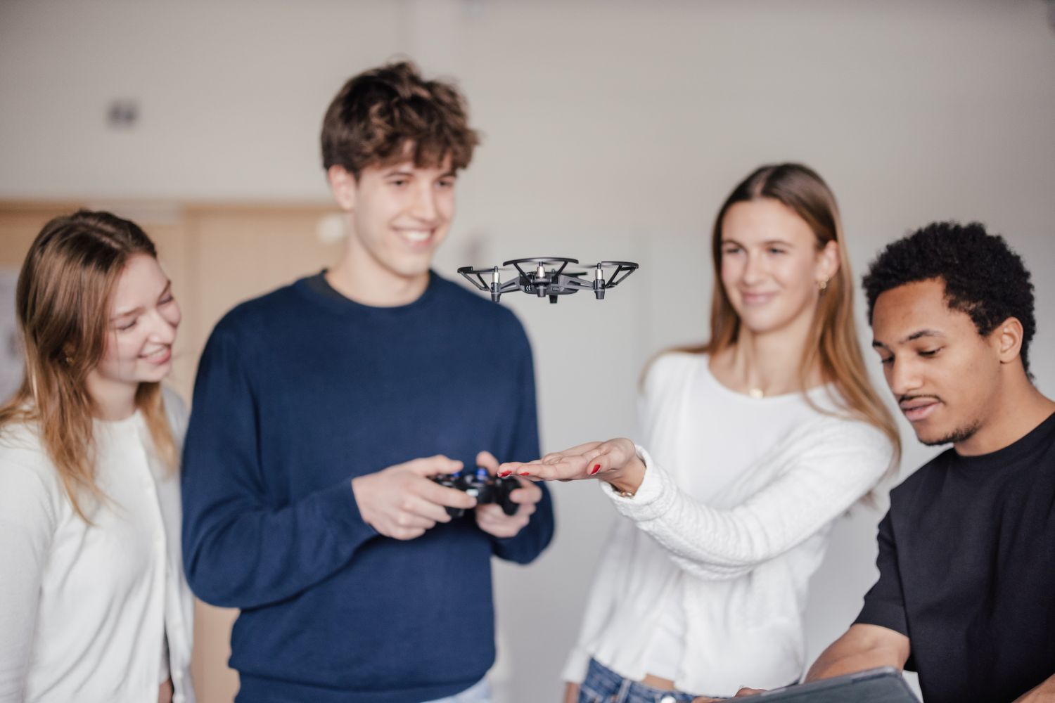 Man sieht Studierende mit einer Drohne