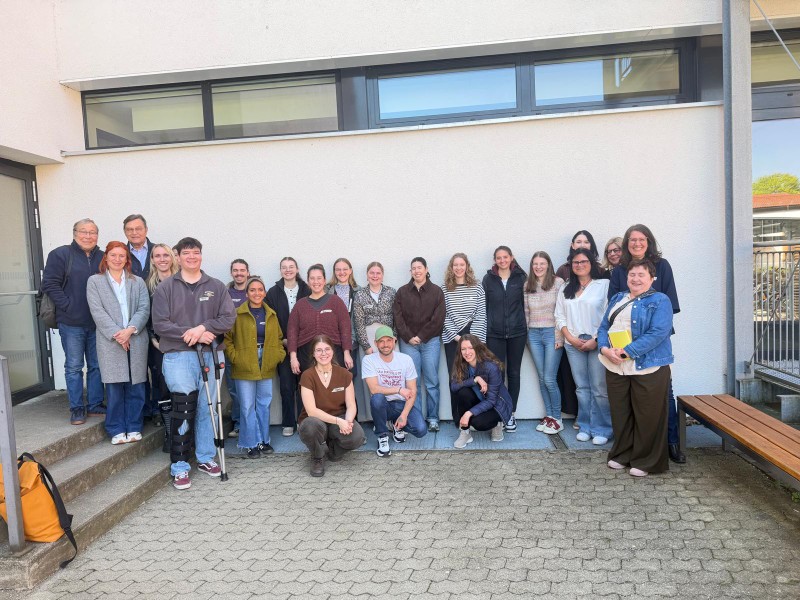 Gruppenbild mit Studirenden und Selbsthilfeaktiven