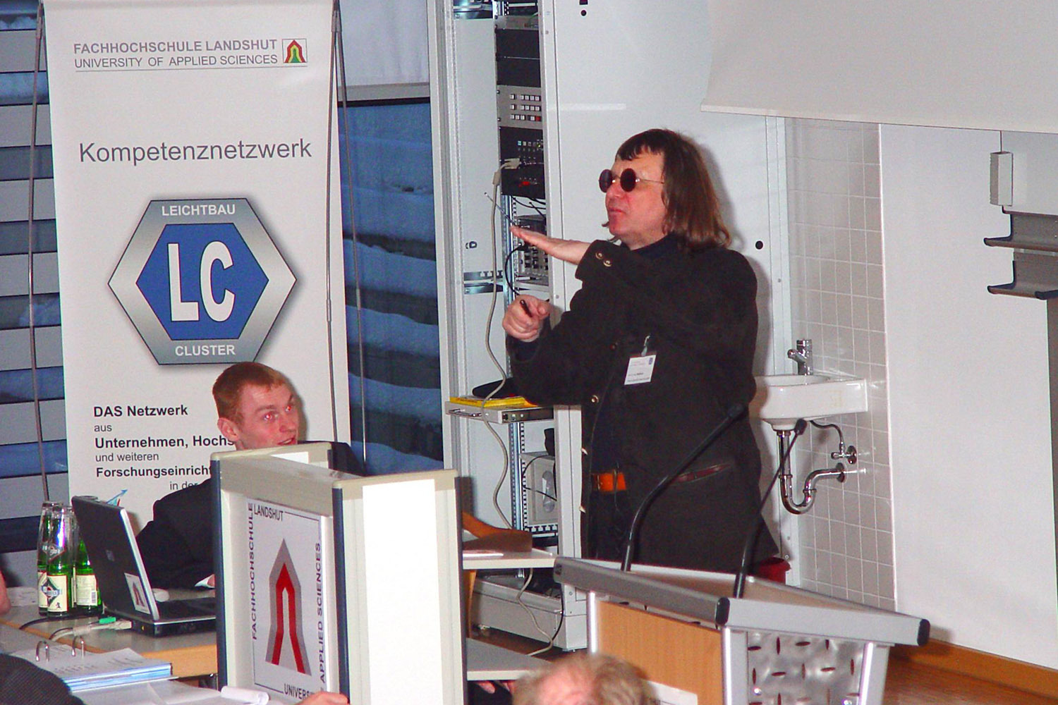 Prof Dr. Claus Mattheck bei seinem Vortrag zum Thema Bionik. Prof Dr. Claus Mattheck bei seinem Vortrag zum Thema Bionik.