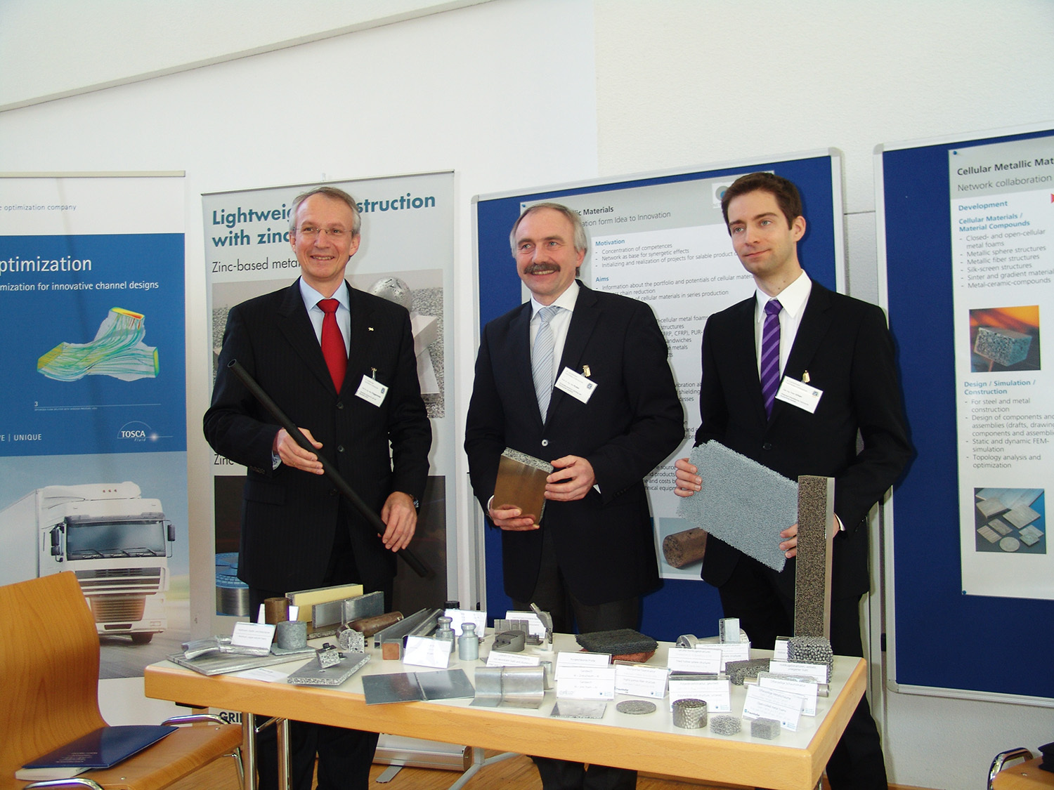Die Referenten der Eröffnungsvorträge Prof. Dr. Heinz Voggenreiter (DLR, Stuttgart, links) und Dipl-Ing. Peter Urban (IKA RWTH Aachen, rechts) mit Initiator Prof. Dr. Otto Huber (Hochschule Landshut). Die Referenten der Eröffnungsvorträge Prof. Dr. Heinz Voggenreiter (DLR, Stuttgart, links) und Dipl-Ing. Peter Urban (IKA RWTH Aachen, rechts) mit Initiator Prof. Dr. Otto Huber (Hochschule Landshut).