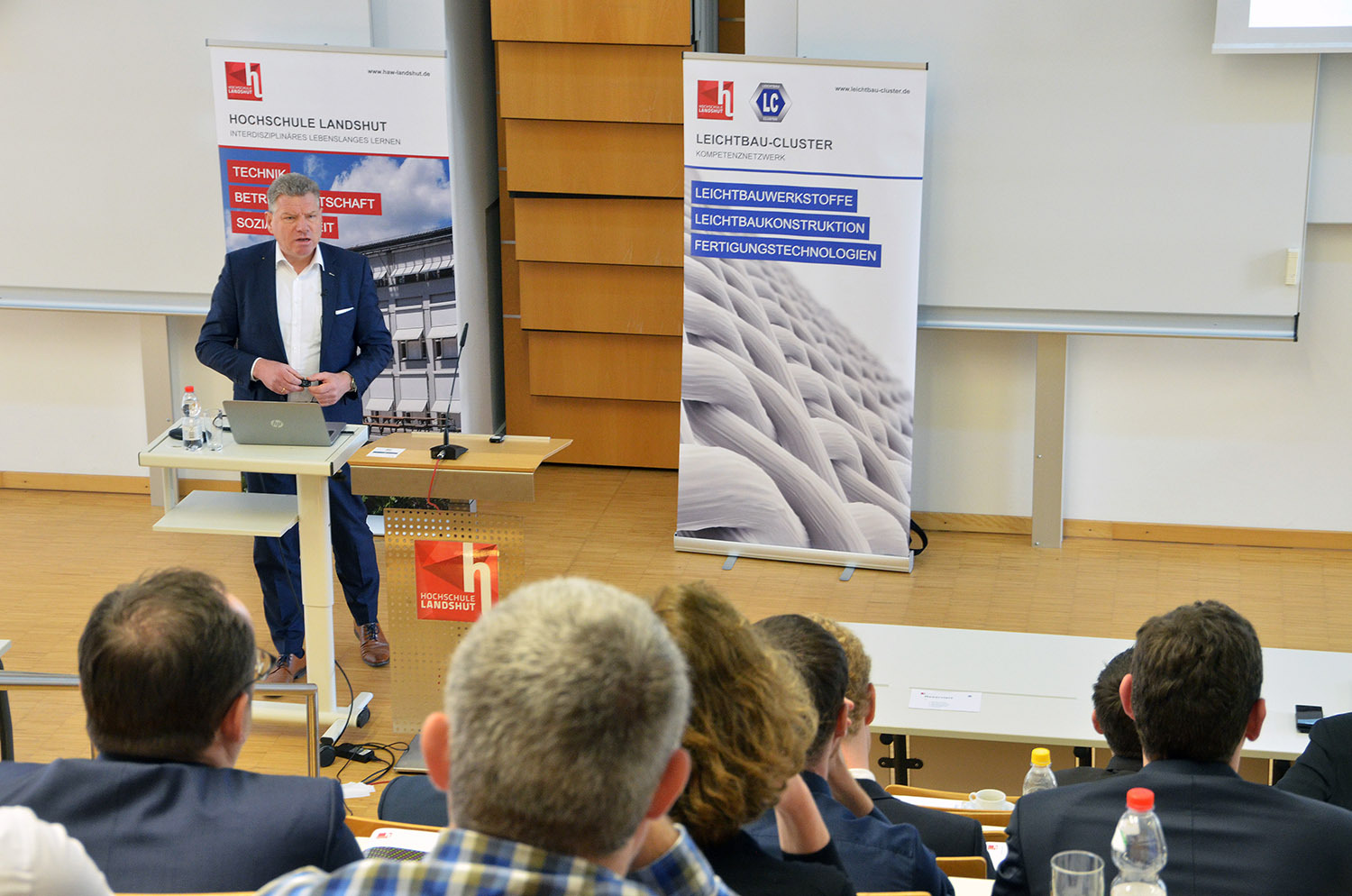 Aus Sicht der Industrie betonte Dr.-Ing. Martin Hillebrecht (EDAG AG) den hohen Stellenwert des Leichtbaus. Aus Sicht der Industrie betonte Dr.-Ing. Martin Hillebrecht (EDAG AG) den hohen Stellenwert des Leichtbaus.