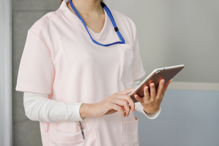 タブレットを操作する女性看護師 Fotoquelle: hikari_stock – stock.adobe.com