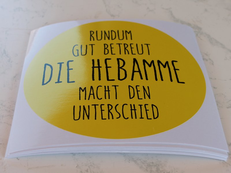 Man sieht eine Aufkleber zum internationalen Hebammentag.