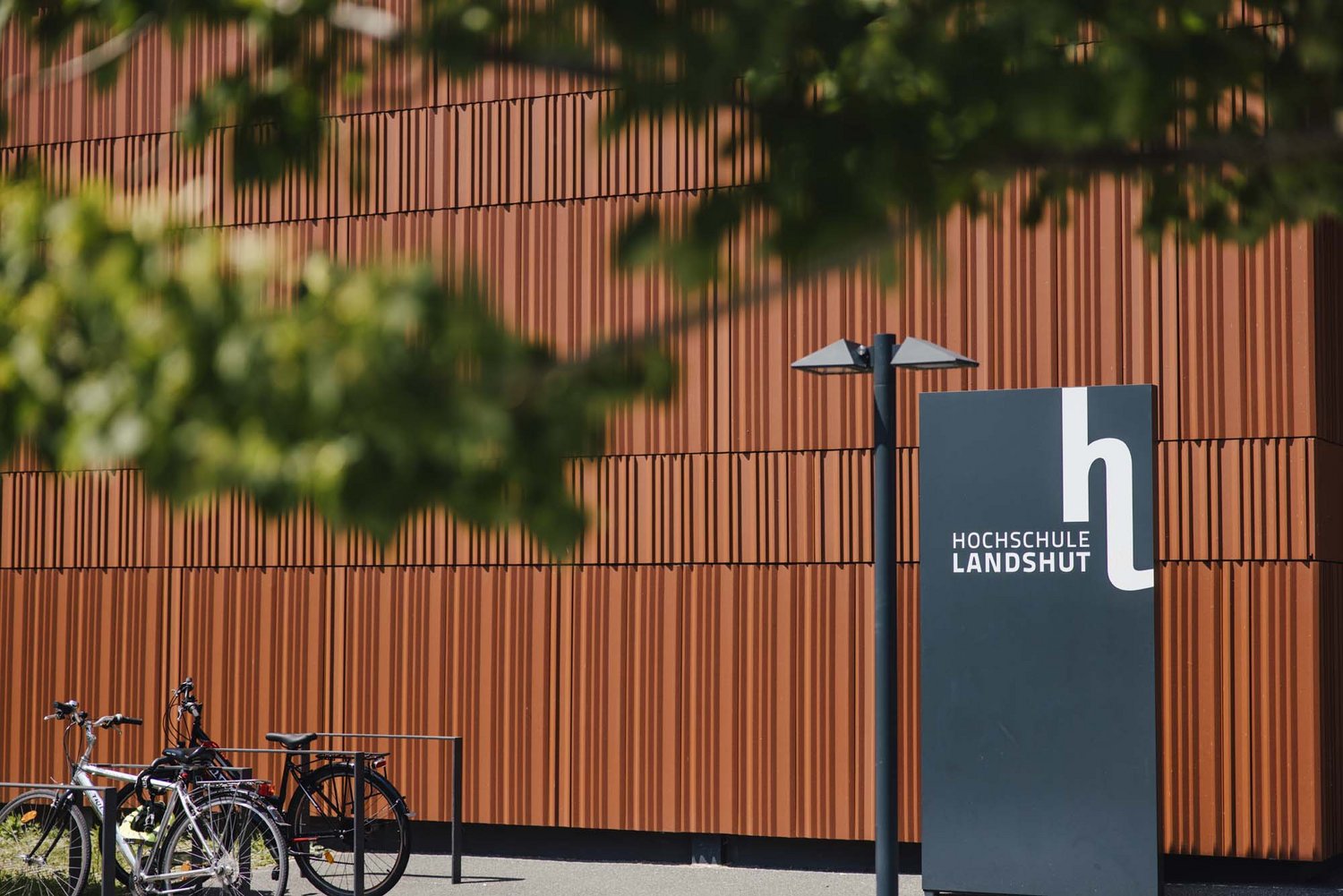 Man sieht ein Tafel mit der Aufschrift "Hochschule Landshut"