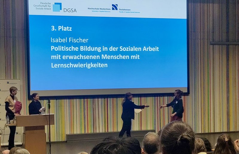 Preis für 3. Platz Politische Bildung in der Sozialen Arbeit mit erwachsenen Menschen mit Lernschwierigkeiten wird an Isabel Fischer übergeben.