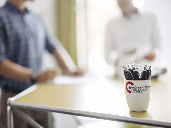 Kaffeetasse vom Gründerzentrum mit Kugelschreibern