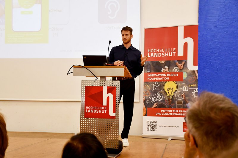 Tim Kreitmaier (wissenschaftlicher Mitarbeiter Hochschule Landshut) gab einen Einblick in die aktuelle Forschung zu mHealth-Anwendungen und zeigte Anwendungsbeispiele aus dem Projekt HörTrain.