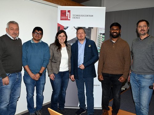Referent Axel Kahl (Jena Flow Batteries GmbH, mitte) mit TZE-Geschäftsführer Reinhard Schwaiberger (1.v.l.), Prof. Dr. Christina Toigo (wissenschaftliche Leiterin TZE) und Vertretern des TZE-Teams.