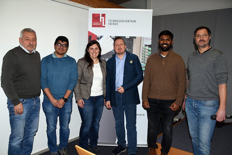 Referent Axel Kahl (Jena Flow Batteries GmbH, mitte) mit TZE-Geschäftsführer Reinhard Schwaiberger (1.v.l.), Prof. Dr. Christina Toigo (wissenschaftliche Leiterin TZE) und Vertretern des TZE-Teams.