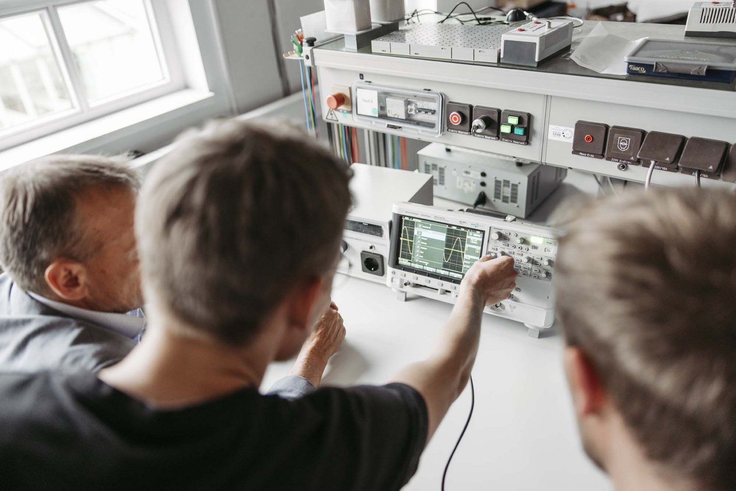 Man sieht einen vektoriellen Netzwerkanalysator.