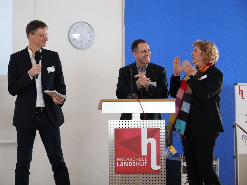 Professoren auf der Bühne bei Begrüßung