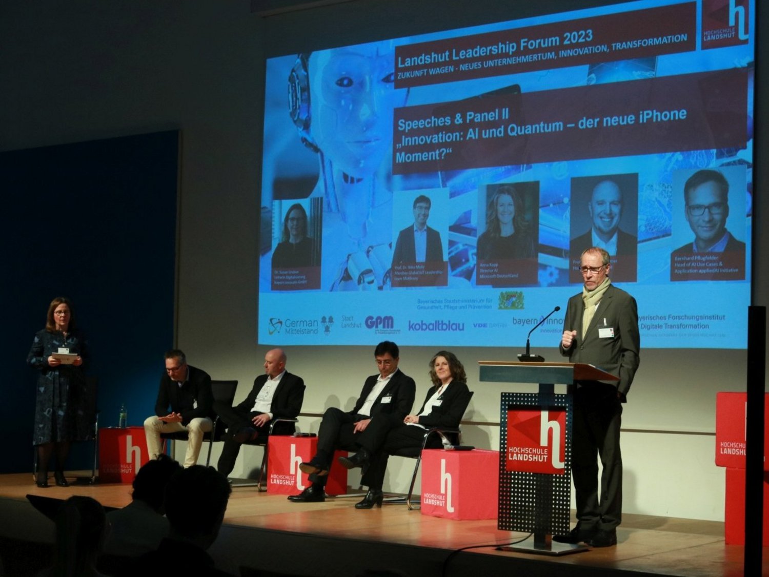 Prof. Dr. Hubertus C. Tuczek stellt die Teilnehmer/innen des Panels vor.