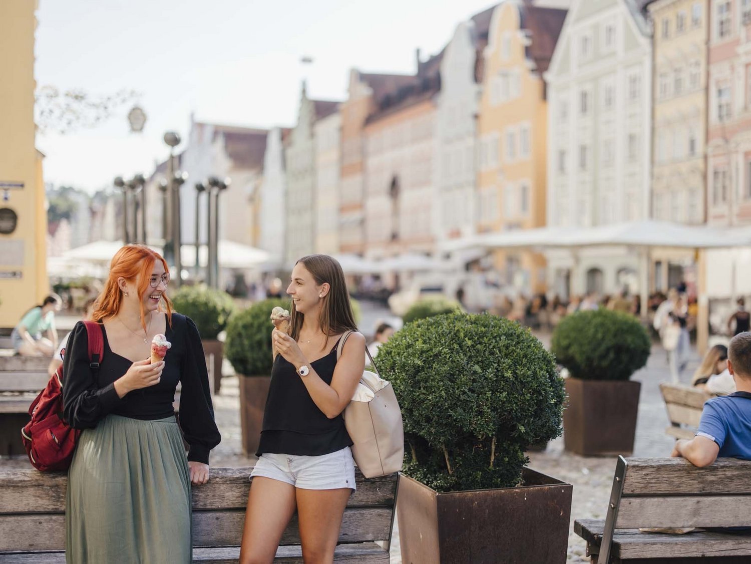 Zwei Personen essen ein Eis