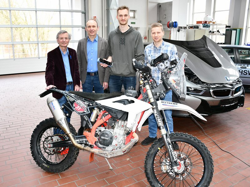 Student Jonas Englberger (3.v.l.) unterstützt durch (v.l.n.r.) Prof. Dr. Norbert Babel, Prof. Dr. Raimund Kreis, Lutz Prager (alle Hochschule Landshut) mit dem gescannten Rallye-Motorrad