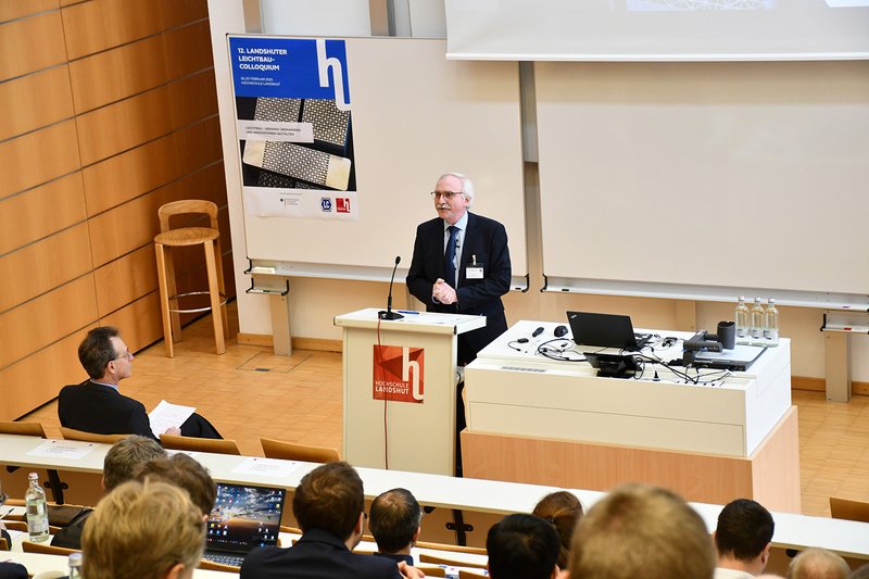 Veranstaltungsinitiator Prof. Dr. Otto Huber (Hochschule Landshut) bei seiner Begrüßung der Teilnehmer/-innen.
