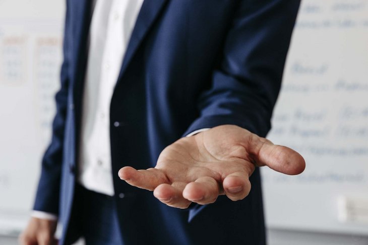 Man sieht eine ausgestreckte Hand mit der Handinnenfläche nach oben.