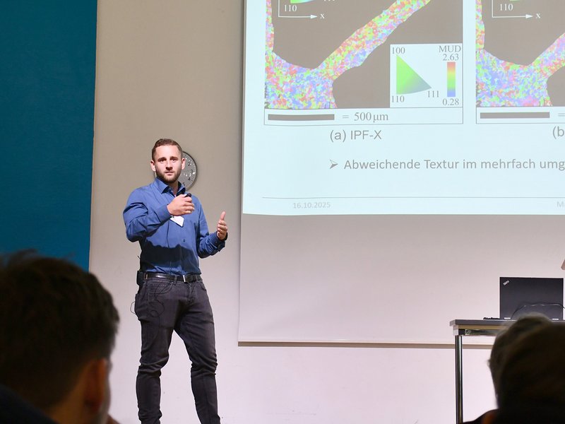 Martin Maier (Hochschule Landshut) stellte Untersuchungsergebnisse zu per 3D-Druck gefertigten dünnwandiger Plattenstrukturen vor.