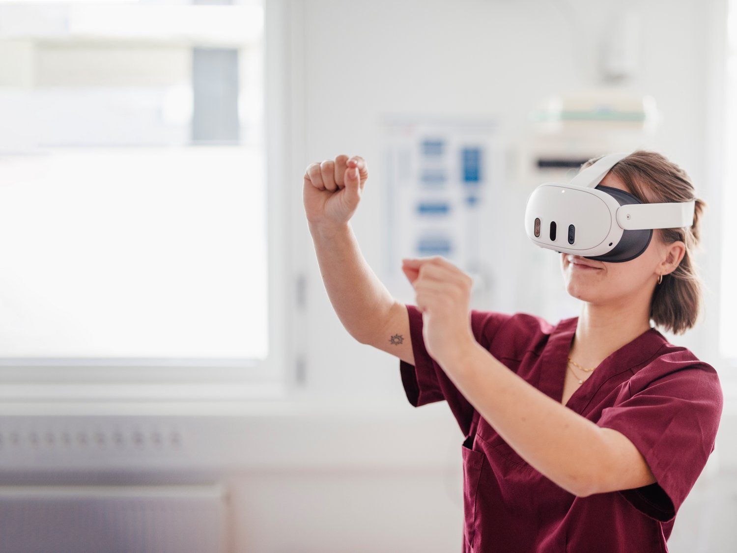 Man sieht eine Hebammen-Studentin mit einer VR-Brille.