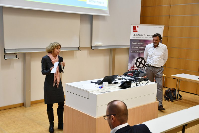 Viele Fragen in der anschließenden Diskussion - moderiert von Prof. Dr. Petra Denk (Hochschule Landshut) zeigten das große Interesse der Teilnehmer/-innen.