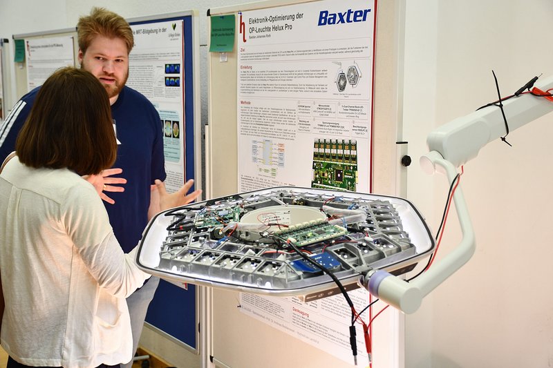Präsentation der Elektronikoptimierung einer OP-Leuchte.