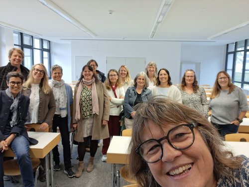 Prof. Dr. Wolff mit mehreren ehemaligen Studierenden (Alumni)