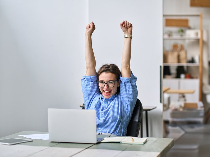 Glückliche junge Studentin, die gewinnt. Glückliche junge Studentin, die gewinnt.