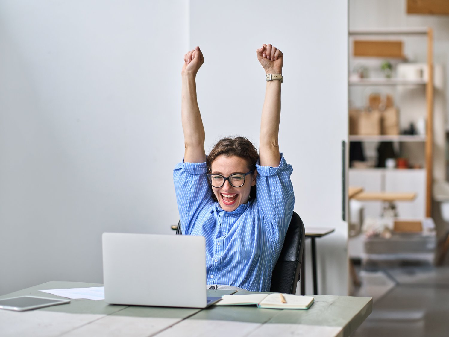 Glückliche junge Studentin, die gewinnt. Glückliche junge Studentin, die gewinnt.