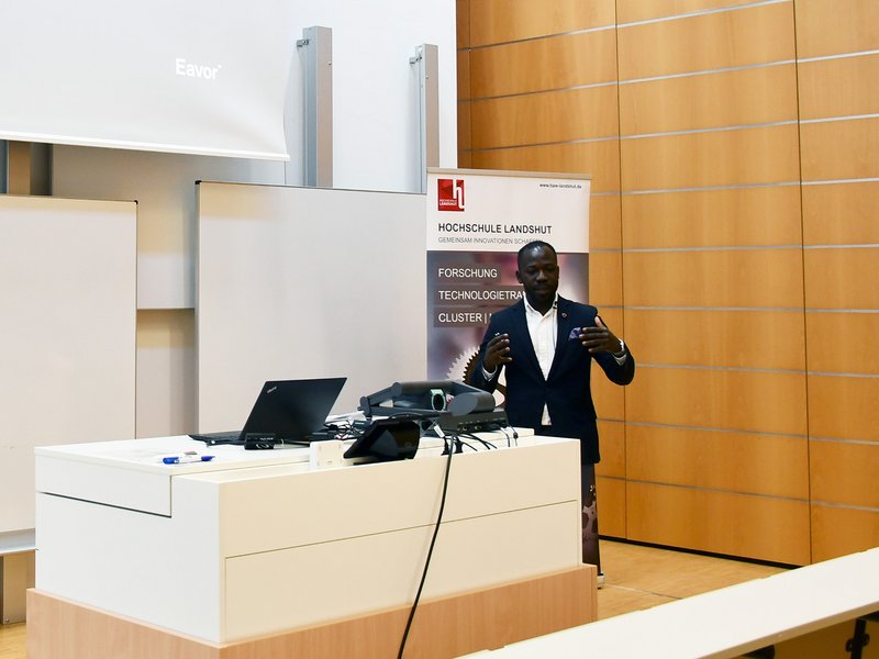 Alexander Owolabi (Eavor) präsentierte in seinem Vortrag eine neue Technologie der (Tiefen-)Geothermie.