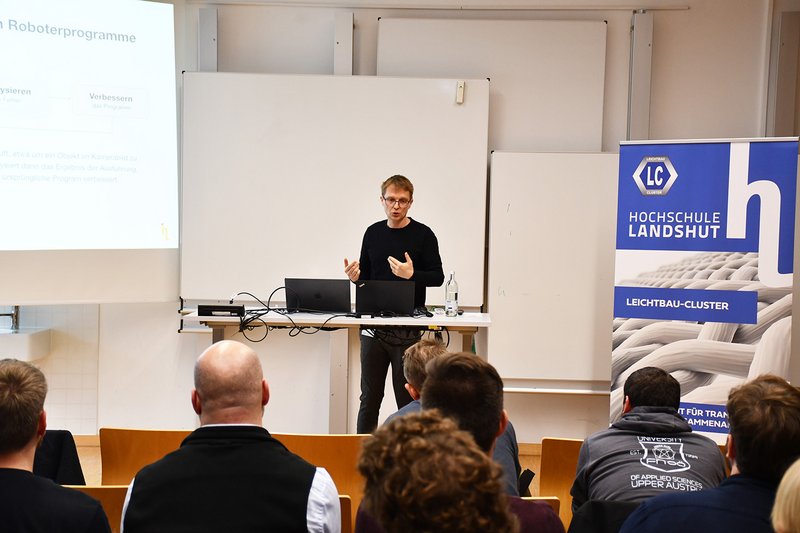 Einen Einblick in das hohe Tempo der KI-Entwicklung gab Prof. Dr. Christian Osendorfer (Hochschule Landshut). Einen Einblick in das hohe Tempo der KI-Entwicklung gab Prof. Dr. Christian Osendorfer (Hochschule Landshut).