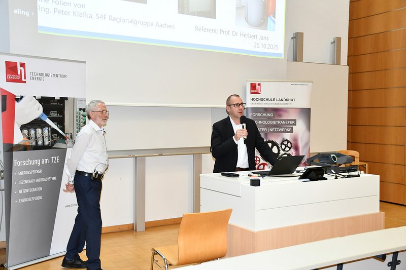 Hochschulvizepräsident Prof. Dr. Marcus Jautze mit Prof. Dr. Herbert Jans bei der Begrüßung der Teilnehmer/-innen. Hochschulvizepräsident Prof. Dr. Marcus Jautze mit Prof. Dr. Herbert Jans bei der Begrüßung der Teilnehmer/-innen.