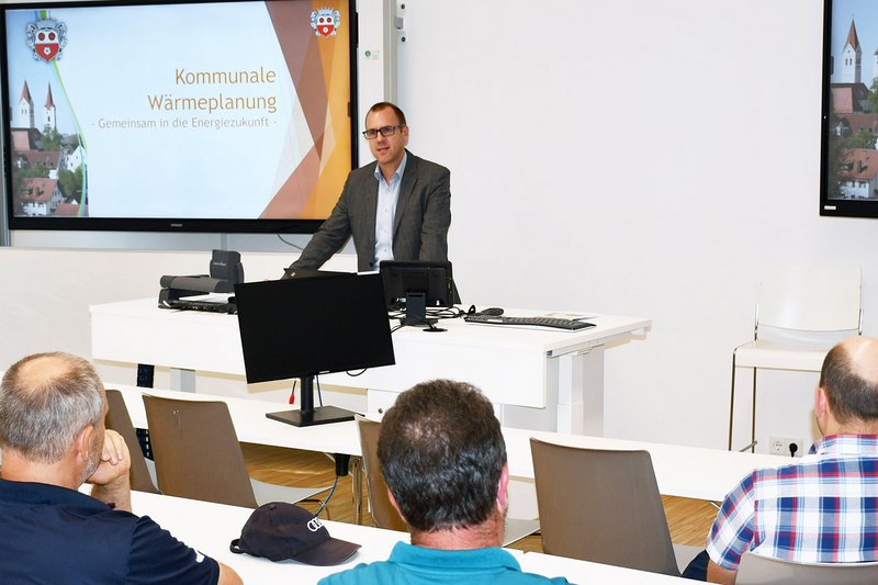 Hochschulvizepräsident Prof. Dr. Marcus Jautze begrüßte die Teilnehmer/-innen bei der abschließenden Veranstaltung der Landshuter Energiegespräche im Sommersemester 2024.