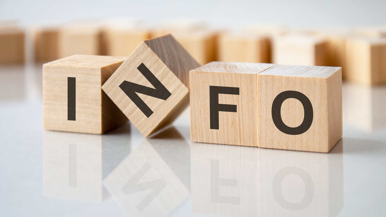 Das Bild zeigt das Wort INFO. Die Buchstaben befinden sich jeweils in Würfeln aus Holz die nebeineinader angeordnet sind