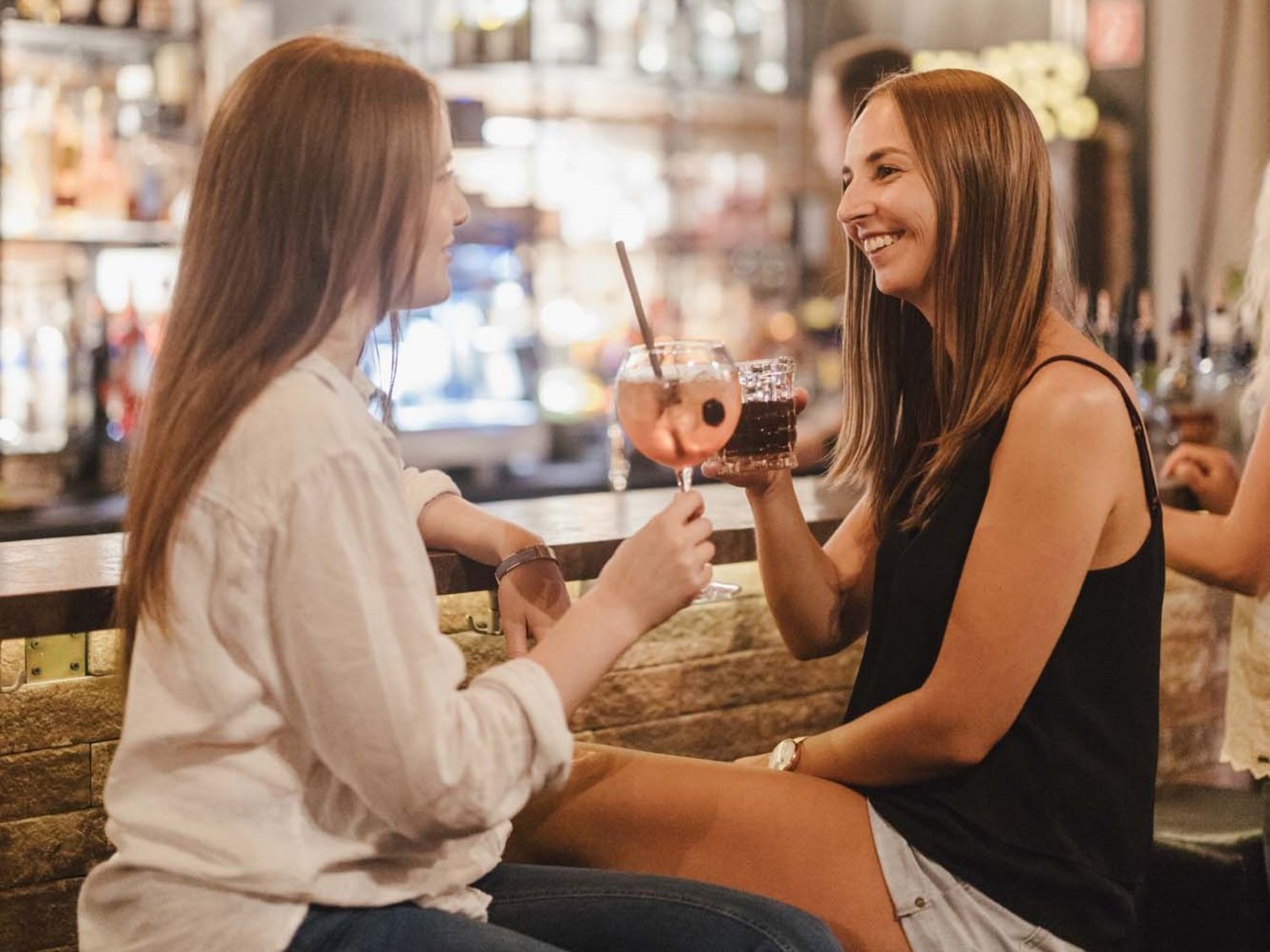 Zwei Personen unterhalten sich an der Bar