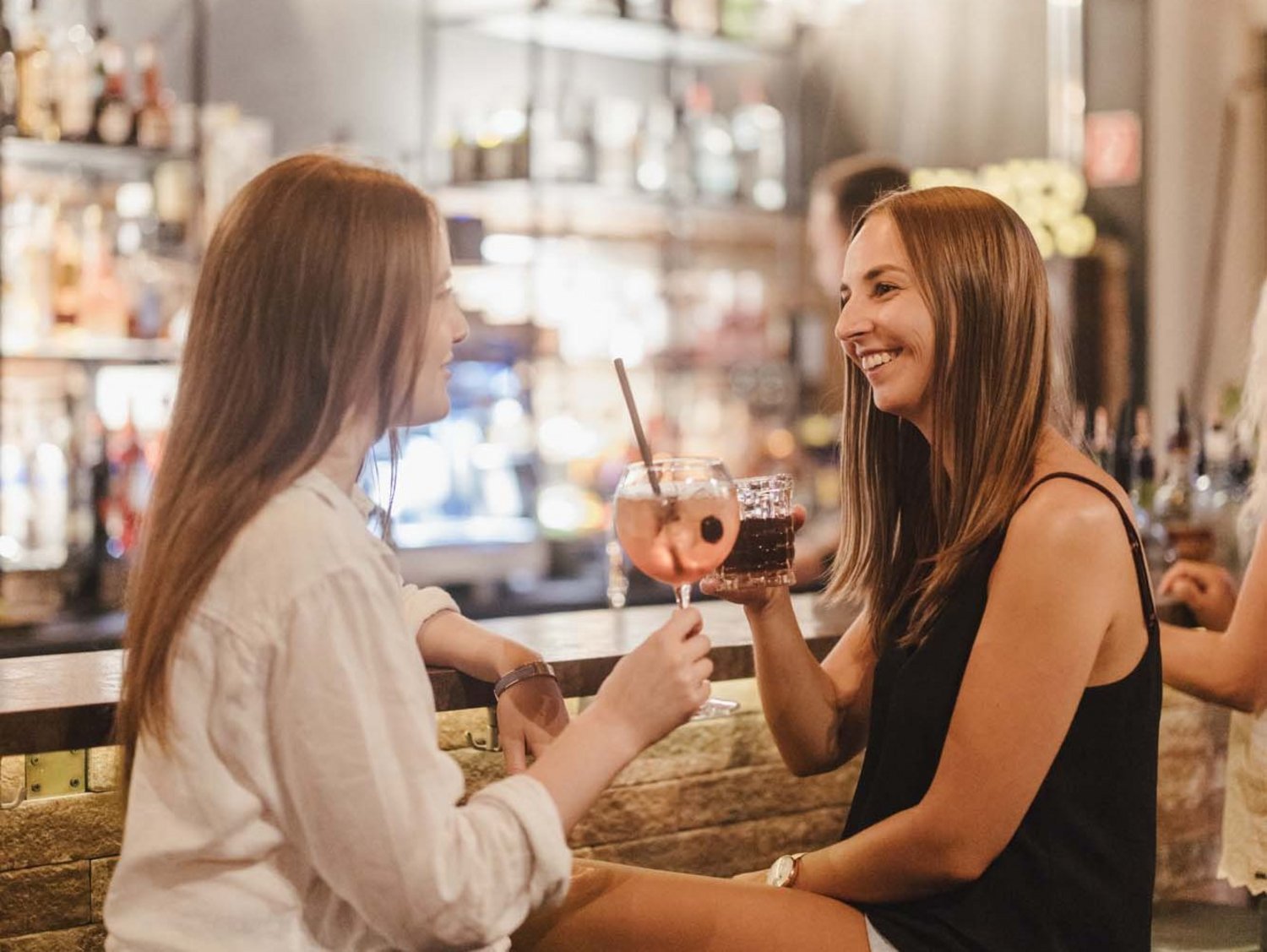 Zwei Personen unterhalten sich an der Bar