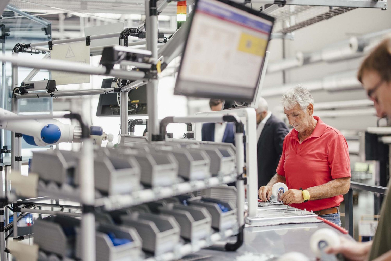 Personen bei der Arbeit in der Musterfabrik