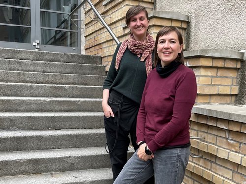 Zwei Menschen stehen auf einer Treppe