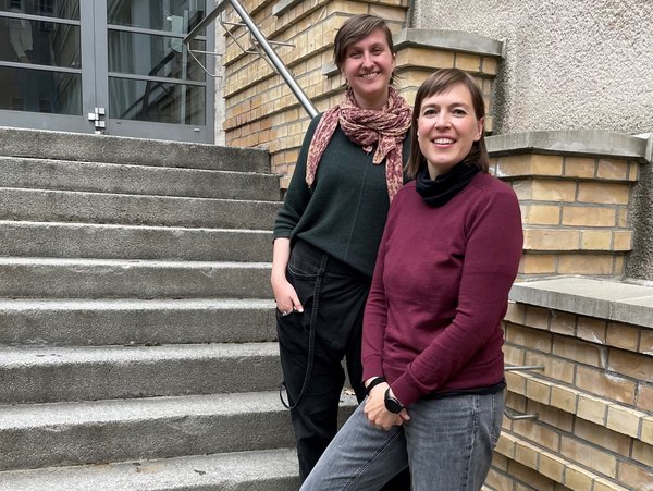 Zwei Menschen stehen auf einer Treppe