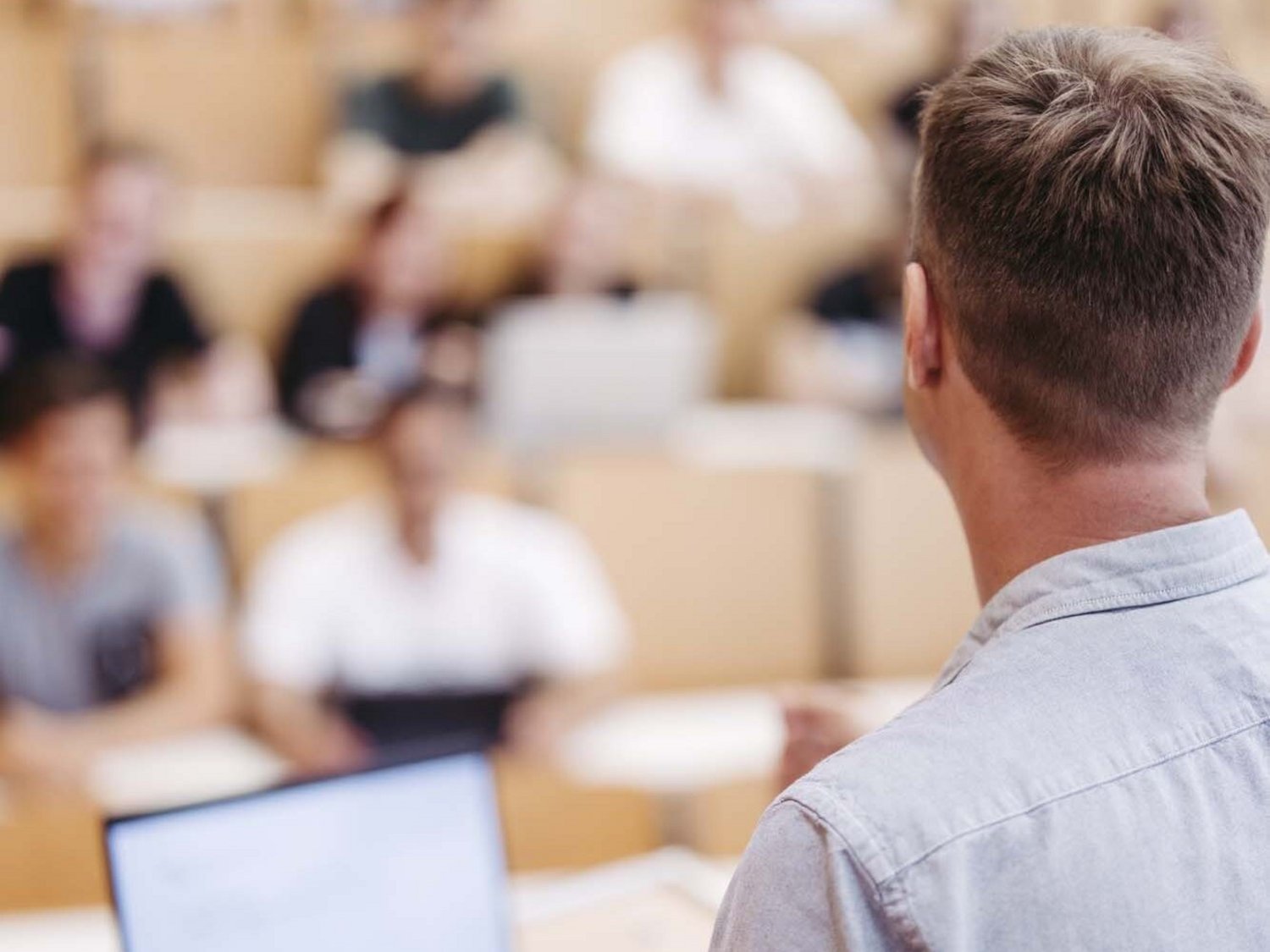 Professor in einem Hörsaal vor Studierenden Professor in einem Hörsaal vor Studierenden