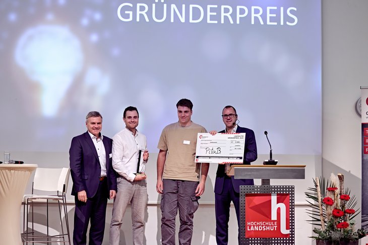 Foto: Preisverleihung erster Preis Gründernacht 2023 - Team PitaB