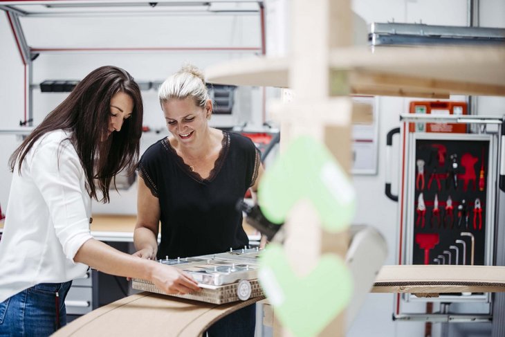 Zwei Personen arbeiten in der Musterfabrik