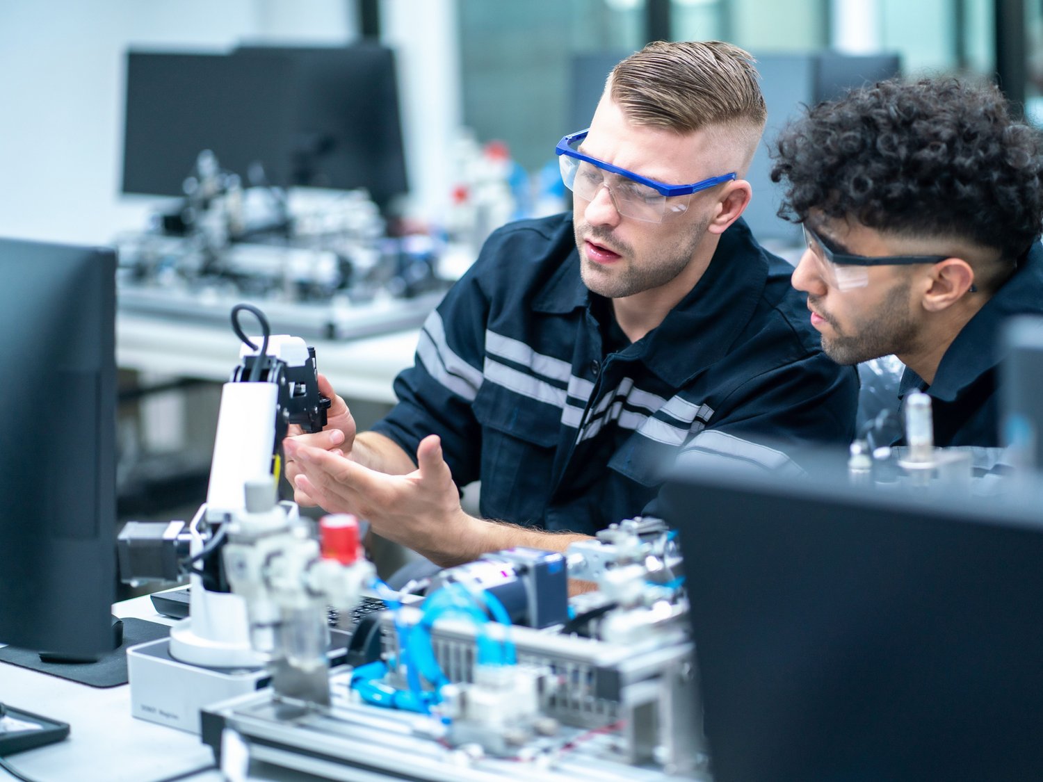 Zwei Personen mit einem kleinen Cobot