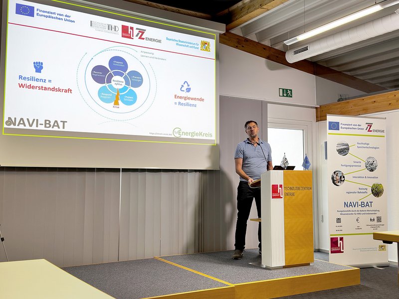 Robert Hahn (TZE) beim abschließenden Vortrag der Landshuter Energiegespräche in diesem Semester. Robert Hahn (TZE) beim abschließenden Vortrag der Landshuter Energiegespräche in diesem Semester.
