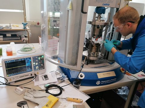 Eine Person arbeitet an einem Schmelze-Rheometer 