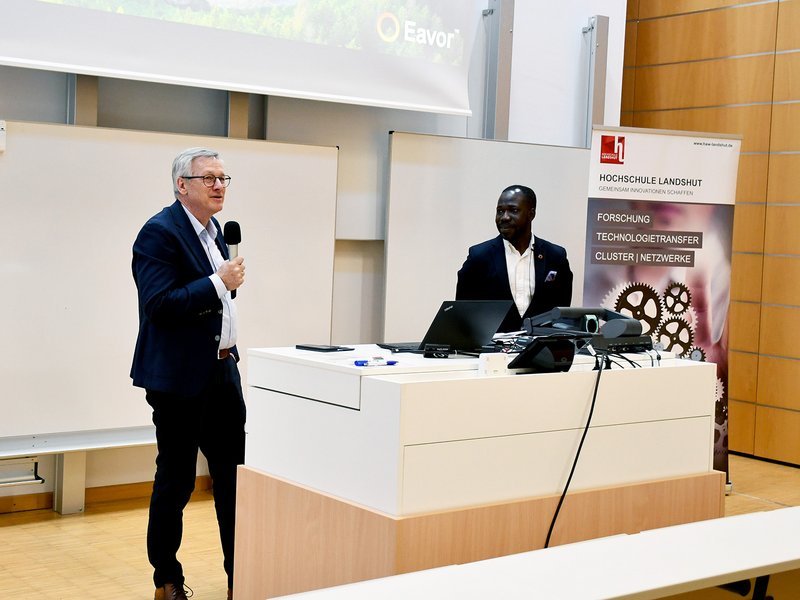 Prof. Dr. Josef Hofmann (Sprecher Forschungsbereich Energie der Hochschule Landshut) bei der Vorstellung des Referenten Alexander Owolabi (Eavor).